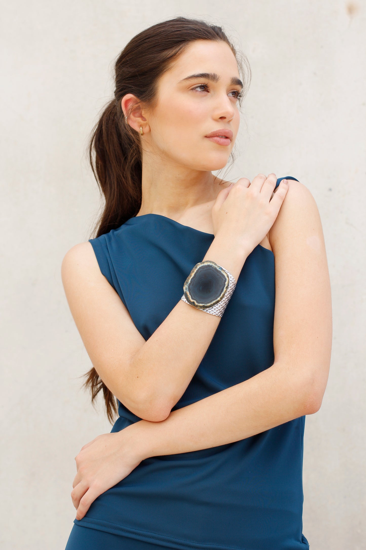 modelo con brazalete de cadena plata con agata azul