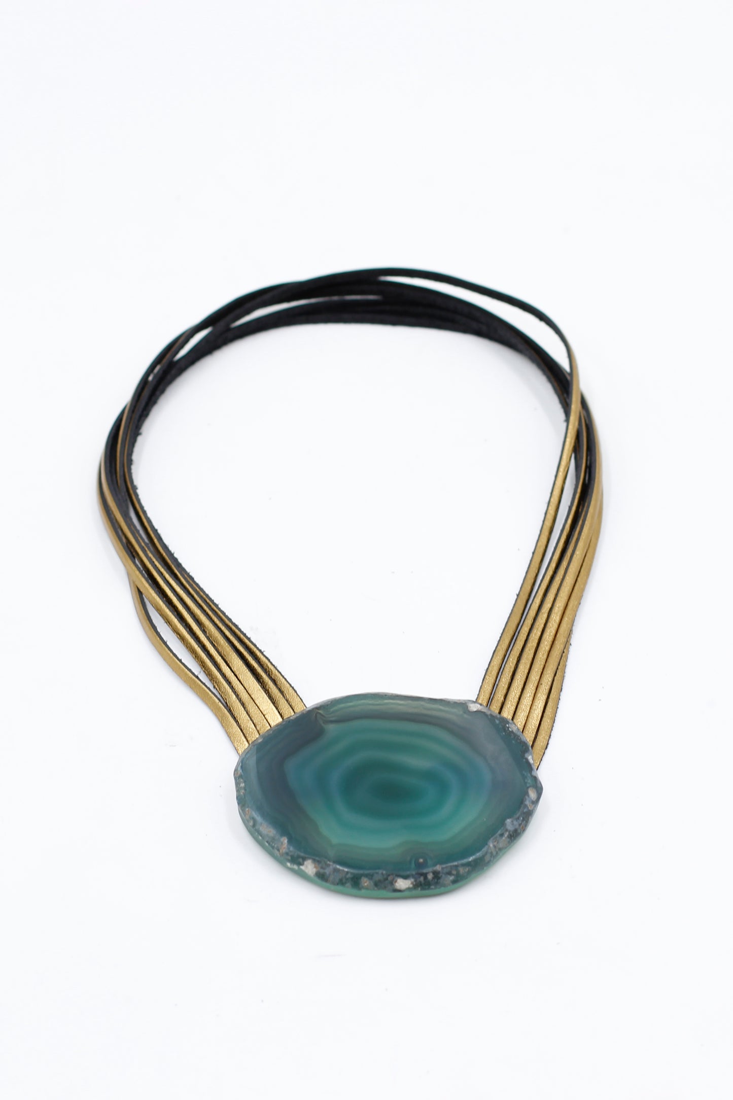 collar de tiras dorado con aplique de agata verde
