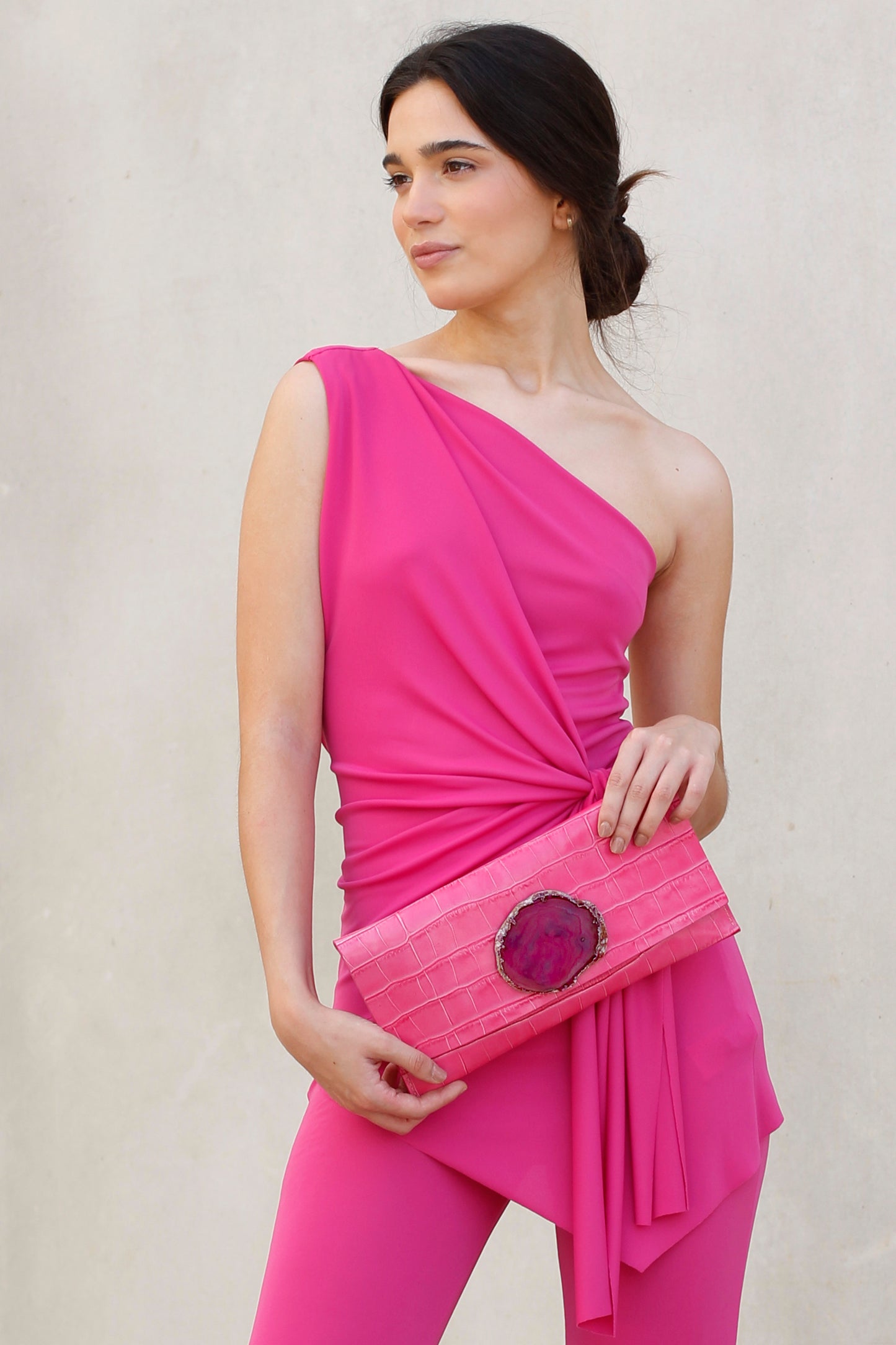 modelo lleva clutch maxi premium piel coco con agata rosa