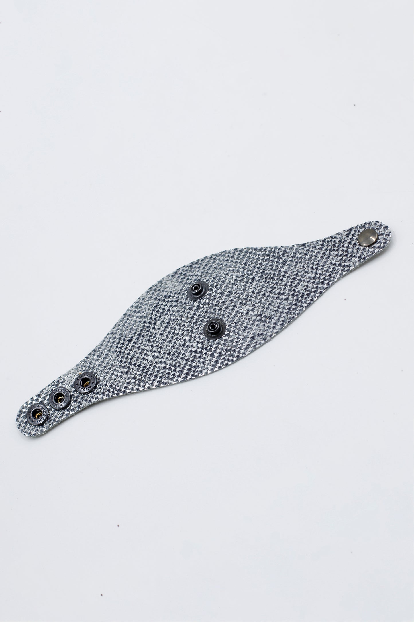 pulsera ancha piel plata celeste sin ágata azul