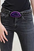 modelo lleva cinturon ECUE negro de círculos y agata morado