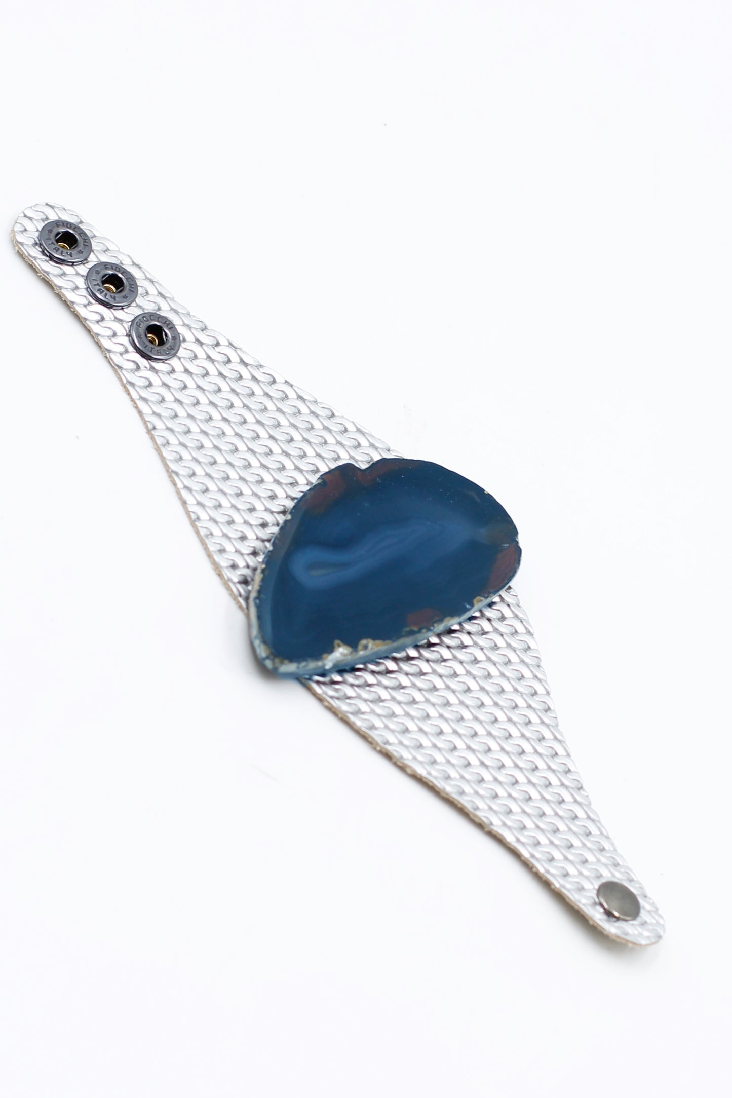 brazalete de piel color plata con agata azul
